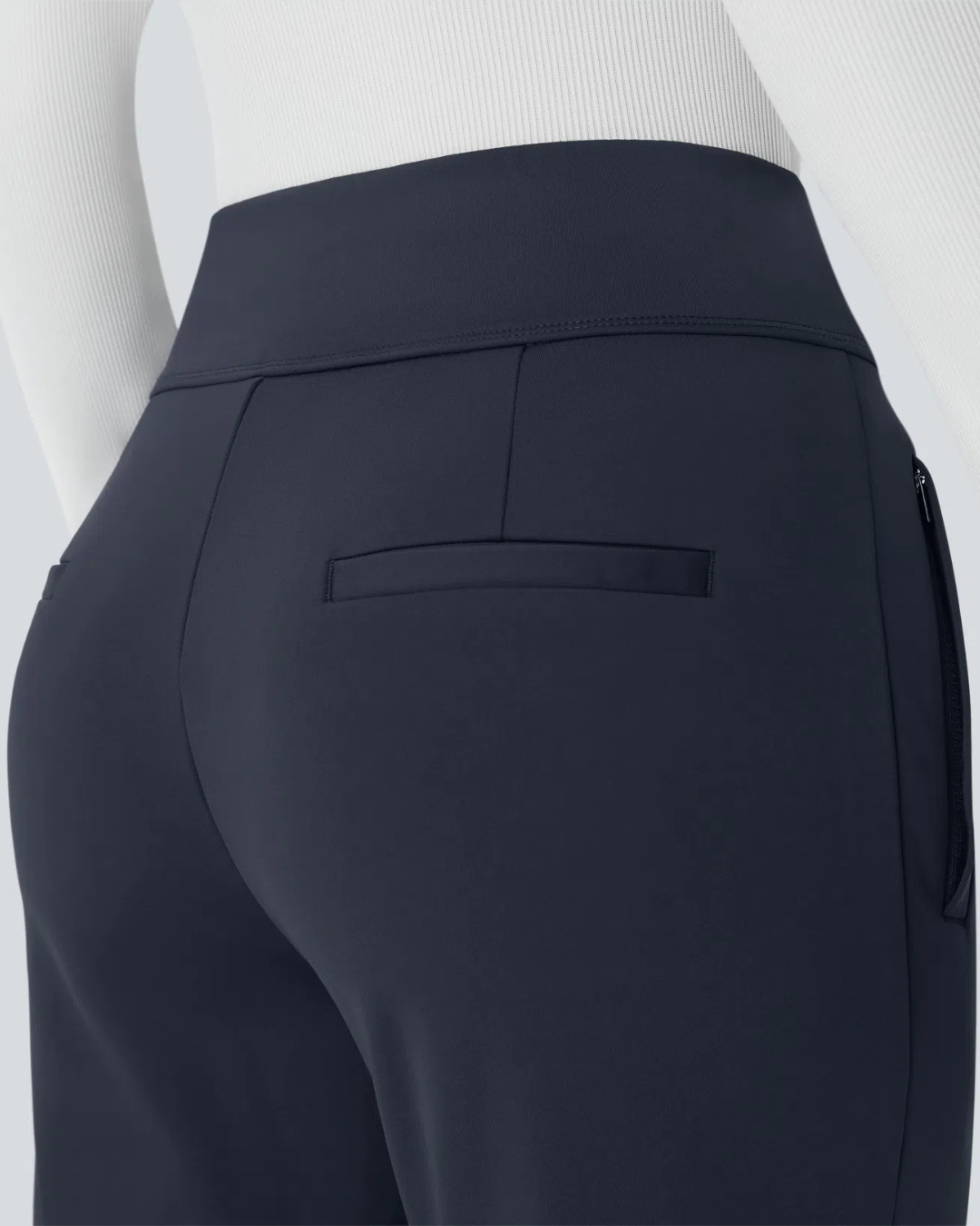 Calça legging de cintura subida para trabalho com bolsos laterais e ténis de corrida para mulher.
