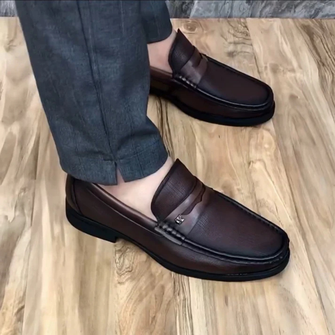 Sapatos em Pele Natural com Acabamento de Alta Qualidade