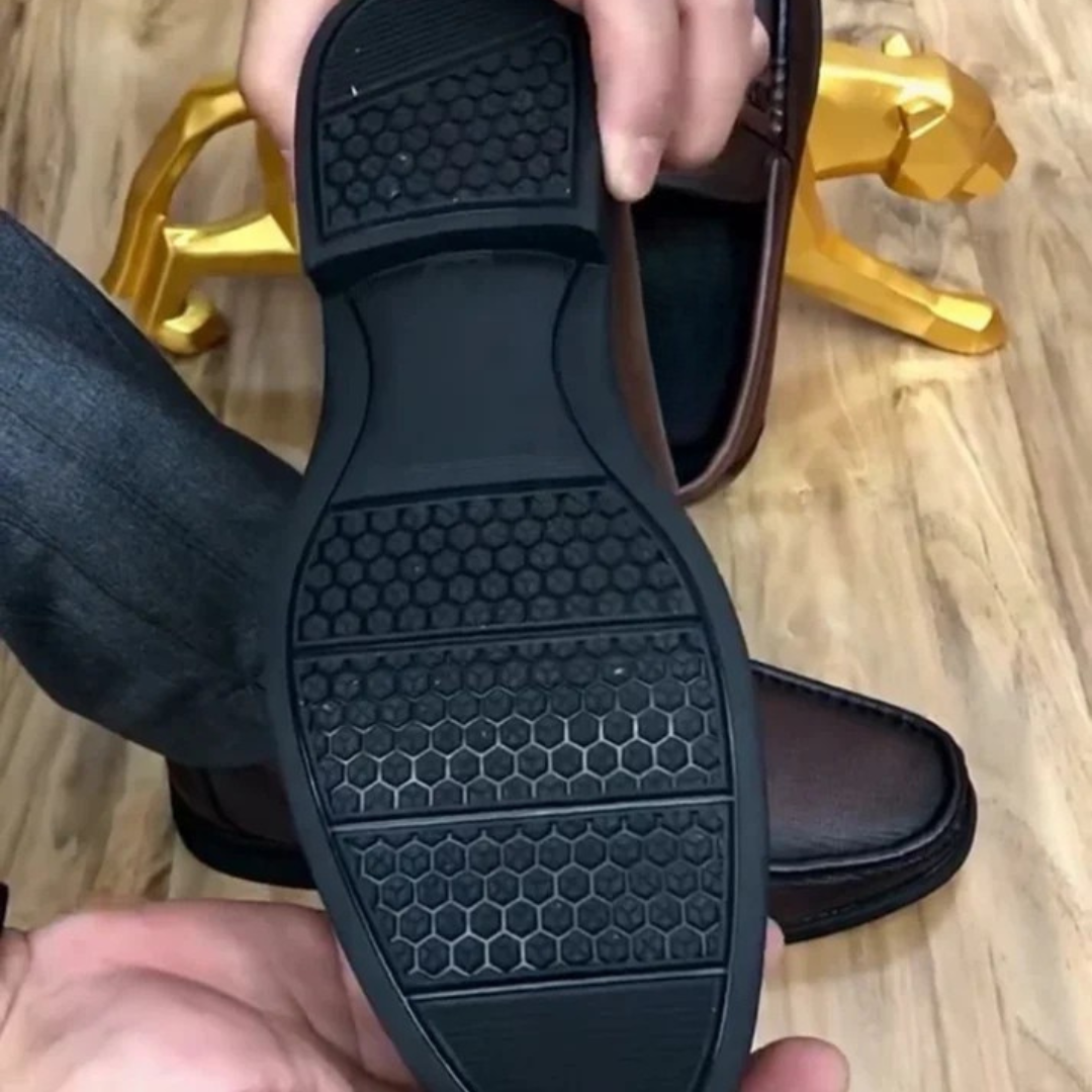 Sapatos em Pele Natural com Acabamento de Alta Qualidade