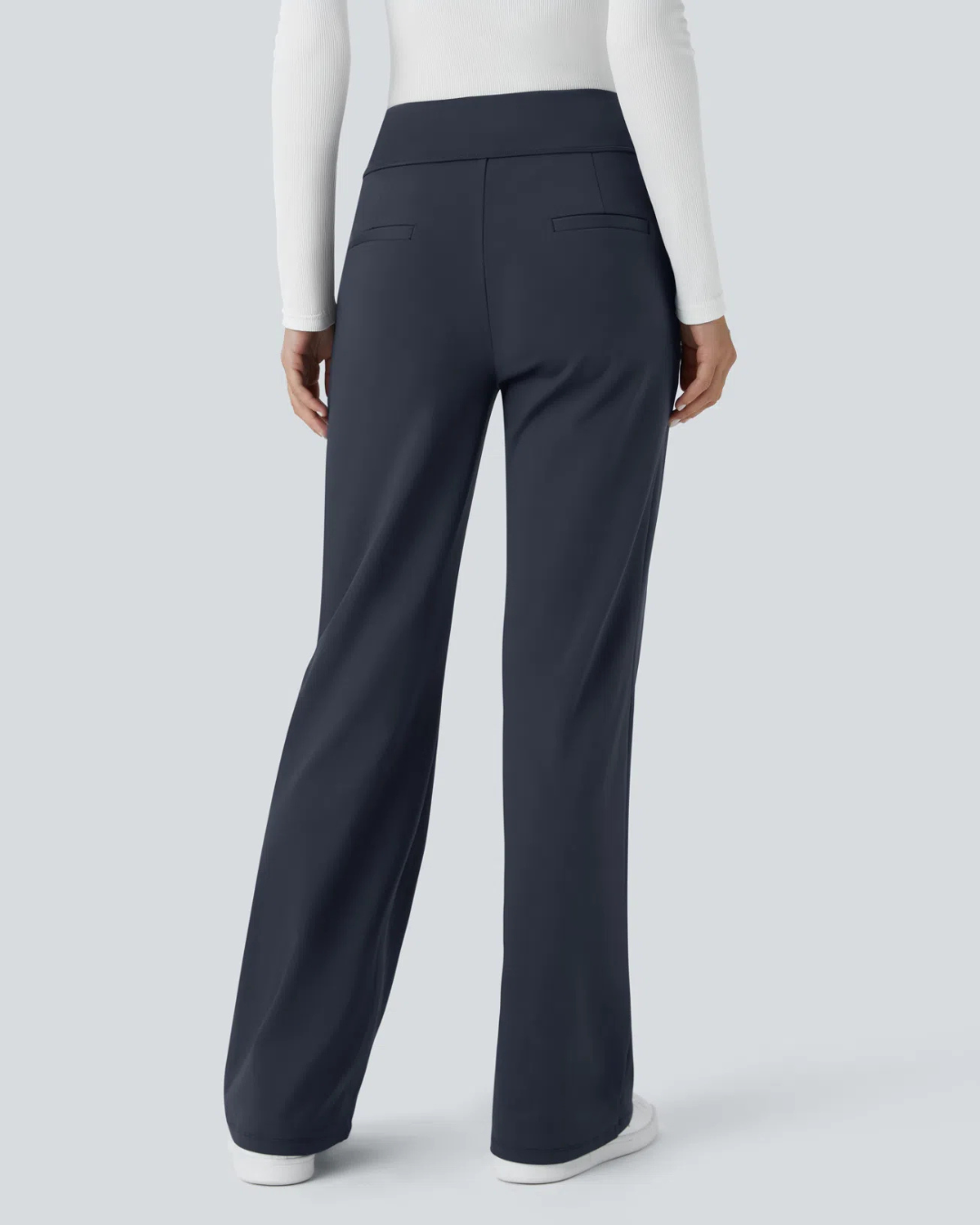 Calça legging de cintura subida para trabalho com bolsos laterais e ténis de corrida para mulher. 