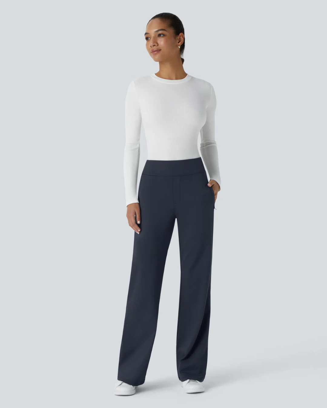 Calça legging de cintura subida para trabalho com bolsos laterais e ténis de corrida para mulher. 