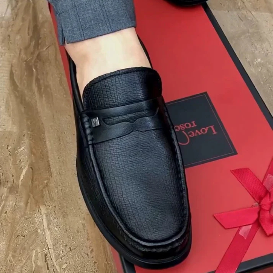 Sapatos em Pele Natural com Acabamento de Alta Qualidade
