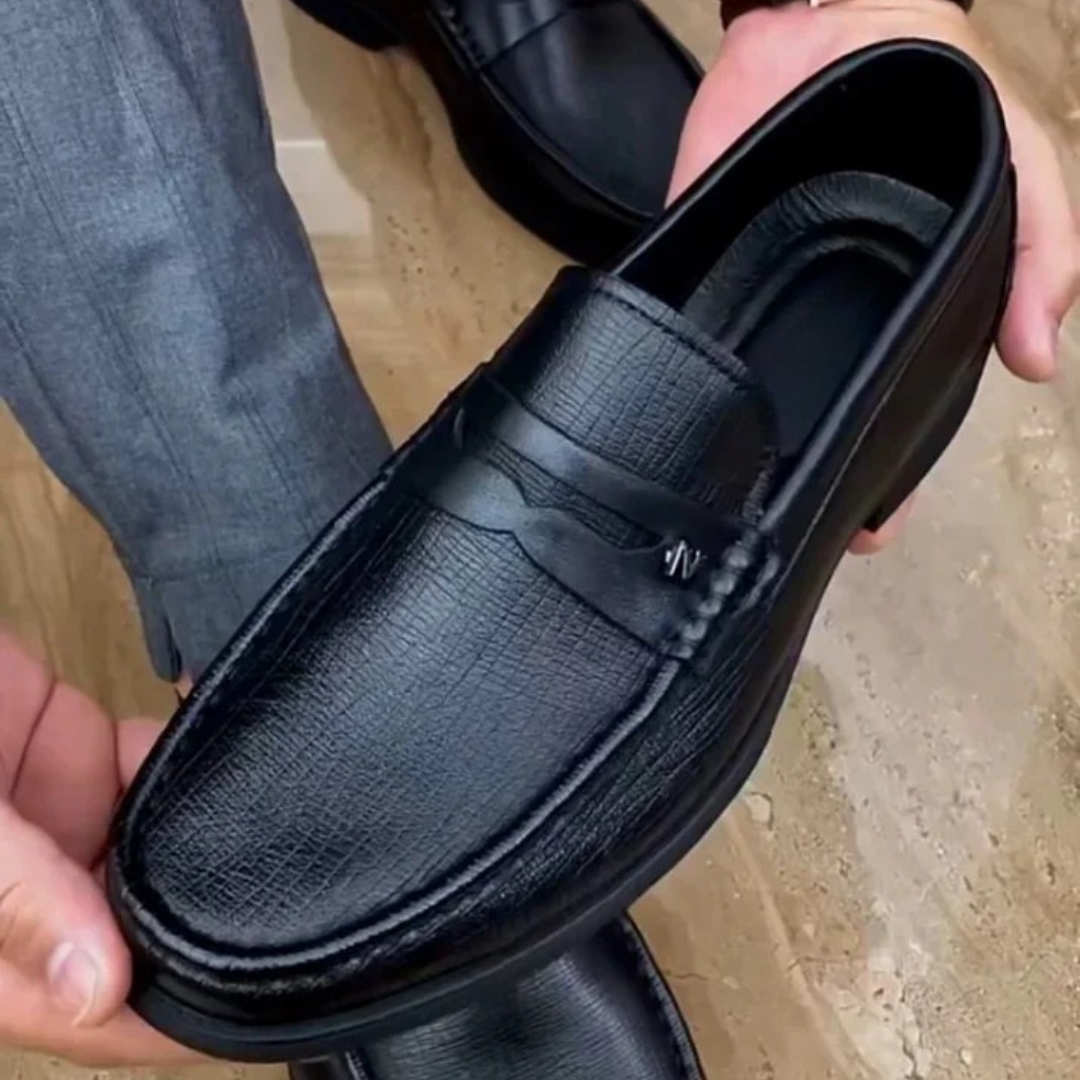 Sapatos em Pele Natural com Acabamento de Alta Qualidade