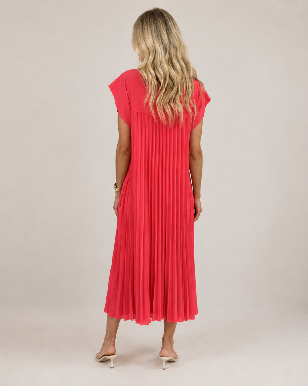 Vestido plissado e franzido com mangas desfiadas. 