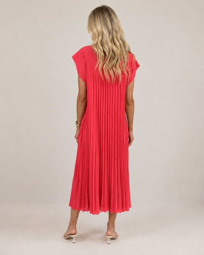 Vestido plissado e franzido com mangas desfiadas. 