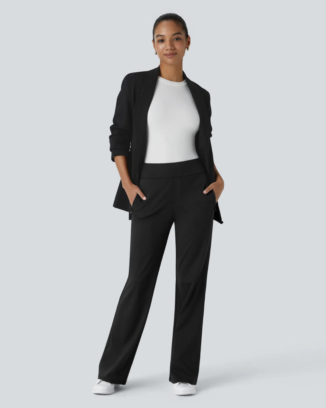 Calça legging de cintura subida para trabalho com bolsos laterais e ténis de corrida para mulher. 