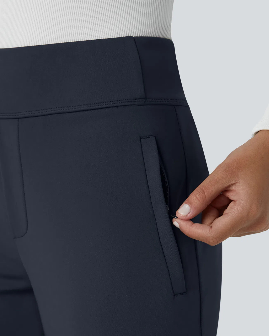 Calça legging de cintura subida para trabalho com bolsos laterais e ténis de corrida para mulher. 